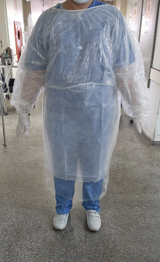 Capas de chuva são usadas como equipamento de proteção no Hospital Municipal Tide Setúbal, em São Miguel Paulista, referência para atendimento de casos de covid-19 na zona leste de SP (Foto: Divulgação | Sindesp)