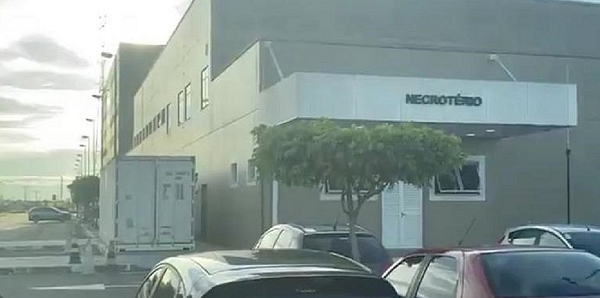 Antes, com o necrotério lotado, os cadáveres eram deixados ao lado de pacientes vivos (Foto: Reprodução)