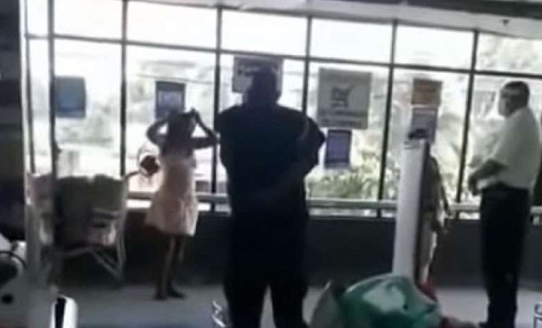 Nas imagens, é possível perceber o momento que a mulher é parada pelos seguranças (Foto: Reprodução)