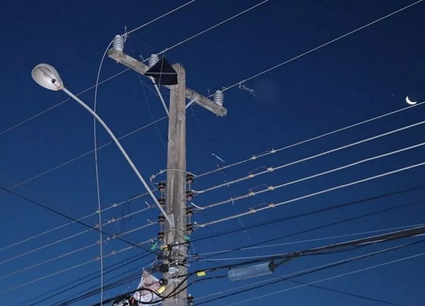 Pipa enroscou em fiação elétrica e causou curto circuito (Foto: Messias Filho | Gazeta MT) 