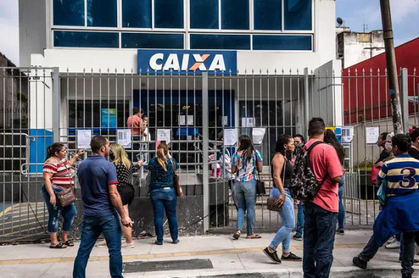 Fila para sacar auxílio de R$ 600 na Caixa. Benefício é destinado a desempregados e trabalhadores informais (Foto: Germano Luders | EXAME)