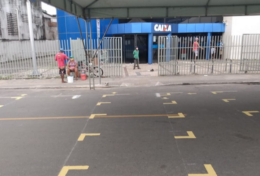 Sinalização especial de demarcação de um metro e meio de distanciamento (Foto: Reprodução | Ascom | PMC)