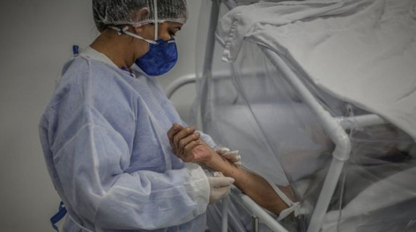 Sistema de saúde de cidades brasileiras entrou em colapso com a pandemia (Foto: Reprodução | BBC)