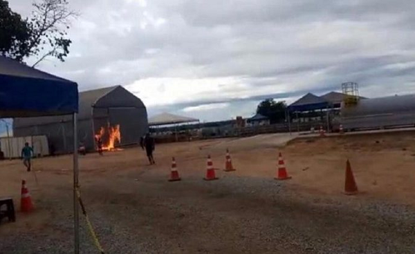 Alojamento montado pela construtora Andrade Gutierrez para abrigar funcionários contaminados pelo novo coronavírus (Foto: Reprodução)