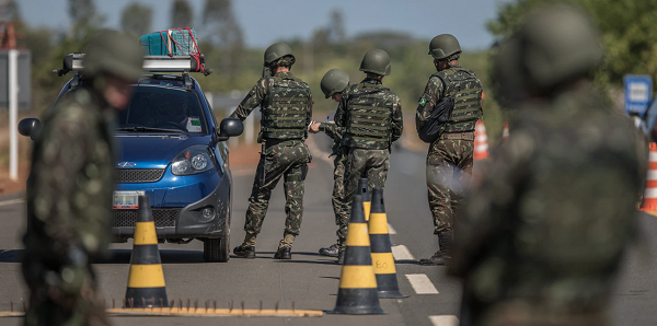 Barros, de 57 anos, defendeu que seus comandados buscassem se contaminar numa gravação de pouco mais de três minutos distribuída aos integrantes militares e civis da operação Acolhida em 18 de abril (Foto: André Coelho | Bloomberg via Getty Images)