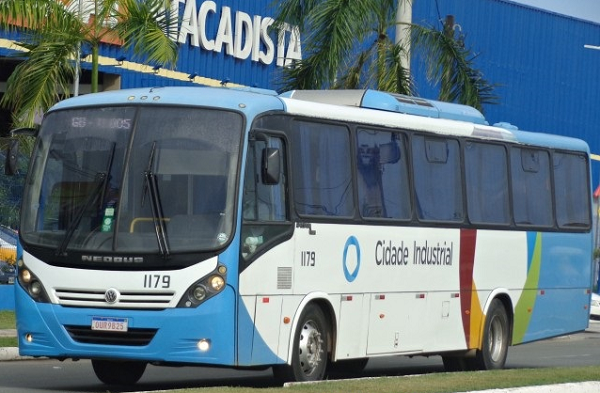 Ônibus da VCI, em Camaçari. Funcionários serão remanejados para Simões Filho (Foto: Ícaro Chagas)
