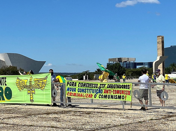 Uma multidão participou do ato estimulado pelo presidente (Foto: Reprodução)