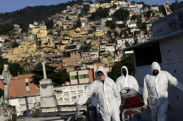 O Brasil, sexto país mais populoso do mundo, já é o terceiro com o maior número de pessoas infectadas pela covid-19, atrás apenas da Rússia com 299.941 casos confirmados e dos Estados Unidos, com 1.523.534 (Foto: Ricardo Moraes | Reuters)