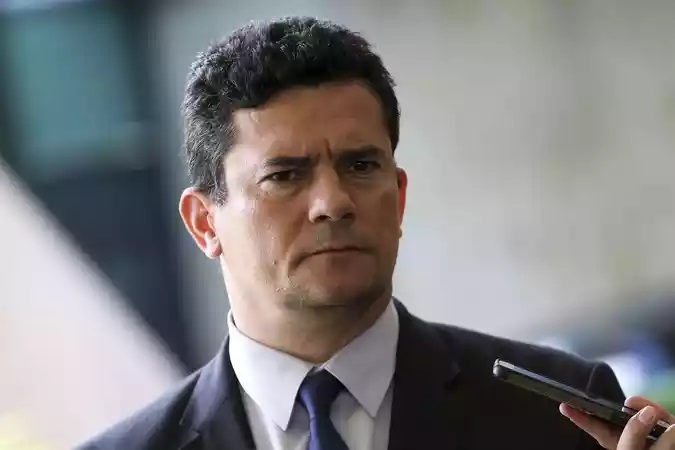 Aproveitando operações da Polícia Federal, ex-ministro publicou troca de mensagens apontadas por ele como prova de interferência do presidente na corporação - Foto: Reprodução