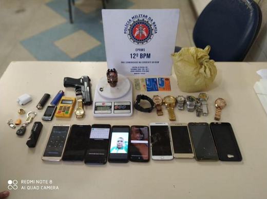 Dez celulares, nove relógios, uma balança e um simulacro foram apreendidos pelos policiais (Foto: Divulgação | SSP)