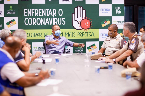 Reunião entre o prefeito Elinaldo Araújo e demais autoridades municipais envolvidas nas ações de enfrentamento ao novo coronavírus (Foto: Thiago Canuto)