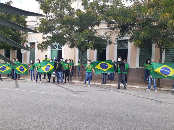 Insatisfeitos, os funcionários protestaram em frente a loja e pararam o trânsito para chamar a atenção (Foto: Reprodução)
