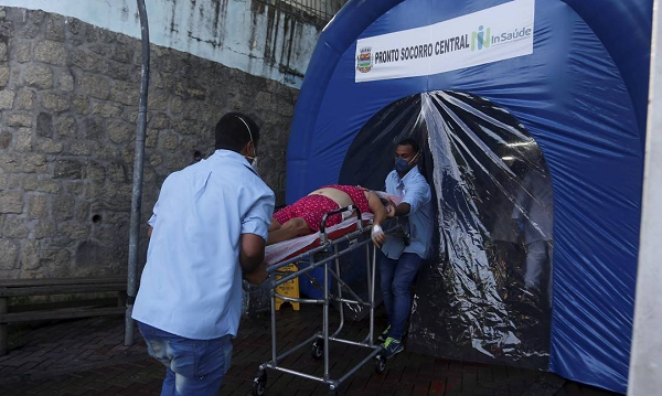 Túnel de desinfecção na entrada do Pronto Socorro Central de São Gonçalo, no Rio (Foto: Fabiano Rocha | Agência O Globo)