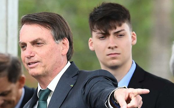 Jair Renan Bolsonaro, filho '04' do presidente Jair Bolsonaro (Foto: Evaristo Sá | AFP)