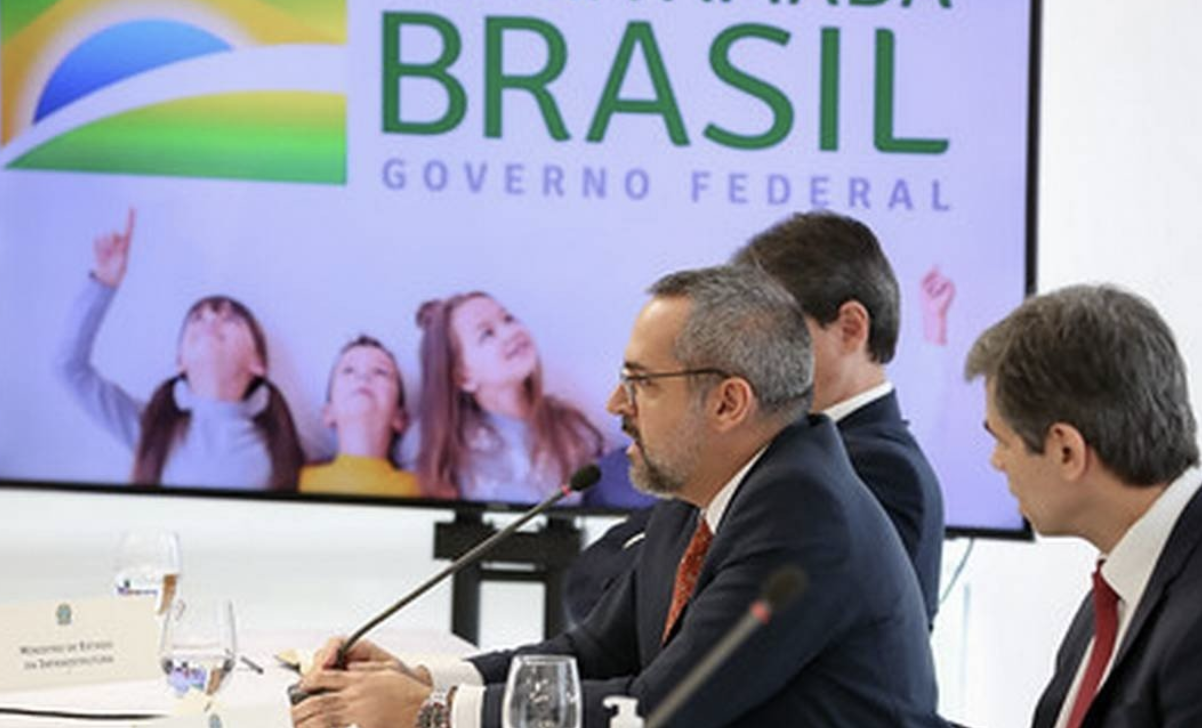 Minístro da Educação, em reunião ministerial: 'Eu, por mim, colocava esses vagabundos todos na cadeia, começando no STF'.