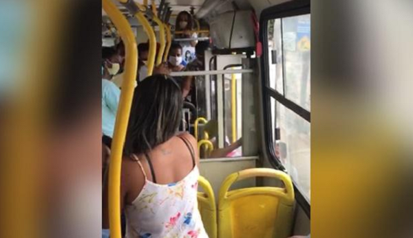 Caso aconteceu dentro de um ônibus que faz a linha Estação Pirajá x Mata Escura (Foto: Reprodução)