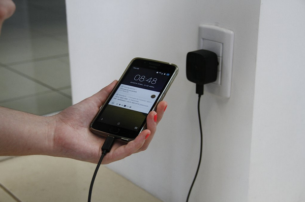 23 mortes foram registradas no país envolvendo acidentes com celulares (Foto: Reprodução)
