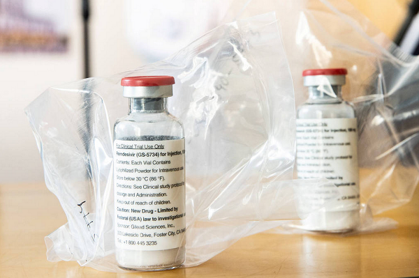Ampolas do medicamento remdesivir, antiviral fabricado pelo laboratório americano Gilead (Foto: Ulrich | Reuters)