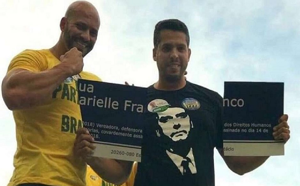 Daniel Silveira, à esquerda, ficou famoso após ajudar a quebrar placa com o nome de Marielle Franco (Foto: Reprodução)