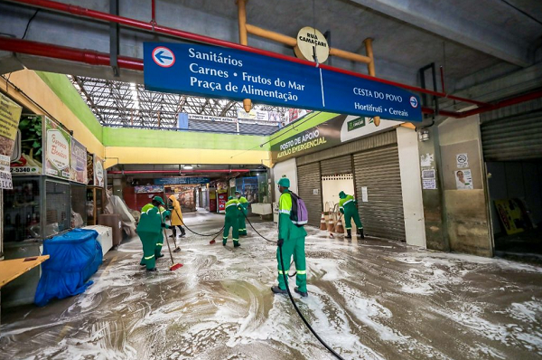 Foi realizada mais uma ação de higienização e desinfecção de ambientes que possui uma grande circulação de pessoas (Foto: Kelvi Lima)