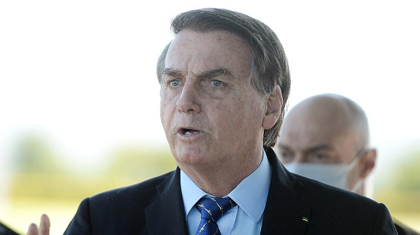 O presidente Jair Bolsonaro fala com simpatizantes e imprensa em frente ao Palácio da Alvorada, em Brasília (Foto: Reprodução | Estadão Conteúdo)