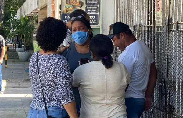 Durante o enterro, a família de Miguel recebeu o apoio de integrantes do grupo Coiote Corredores, da qual Mirtes, mãe do menino, faz parte (Foto: Reprodução)