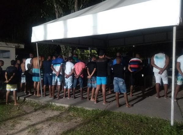 Foram encontraram cerca de 60 jovens, quase todos sem máscaras de proteção e sem os demais cuidados recomendados para a atual situação de pandemia (Foto: Reprodução)