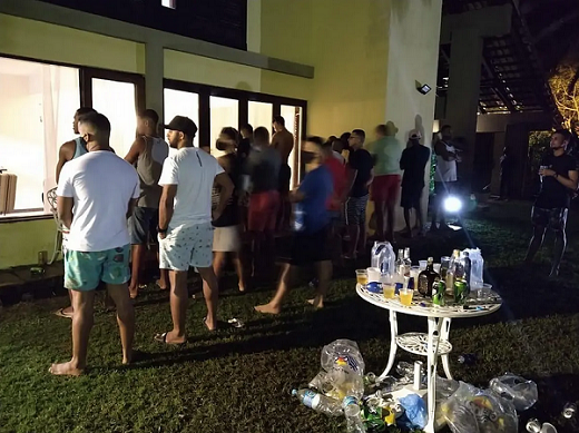 Grupo festejava com som alto e uso excessivo de bebida alcoólica (Foto: Reprodução)