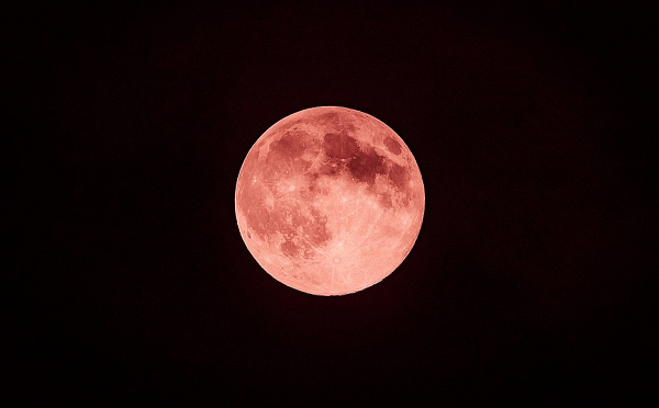 Conhecido como 'Lua de Morango' por causa do tom avermelhado, o eclipse lunar penumbral será mais visível na Ásia, Europa, Austrália e América do Sul (Foto: Shutterstock)