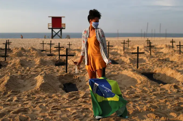 Em 24 horas foram mais 890 vítimas e 20.894 pessoas infectadas (Foto: Pilar Olivares | Reuters)