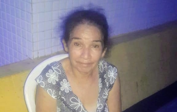 A mulher se encontra na Praça do Pedágio da Via Parafuso.