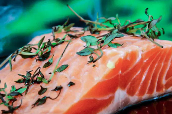 Salmão foi retirado de supermercados e plataformas de entregas de cidades chinesas (Foto: Hotels in Eastbourne | Stock Xchng | SXC)