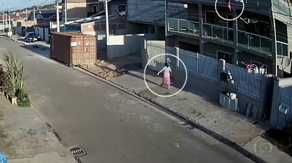 A mãe contou que a menina passou por um espaço de 20 centímetros (Foto: Reprodução)