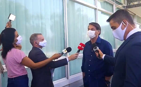 Presidente Jair Bolsonaro tirou a máscara ao lado dos repórteres que o entevistavam no Palácio da Alvorada, residência oficial da Presidência (Foto: Reprodução)