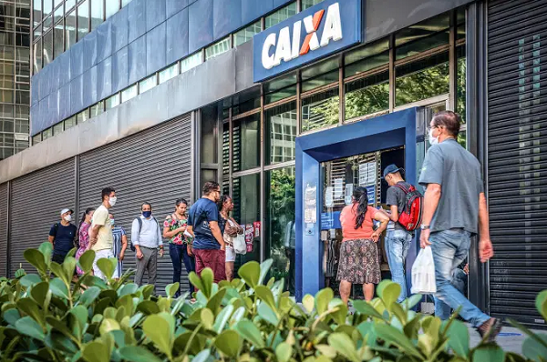 Pagamento será escalonado conforme o mês de nascimento do trabalhado (Foto: Germano Lüders | Exame)
