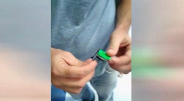 O dispositivo pode ser retirado com um simples movimento com o dedo (Foto: Divulgação | PF)