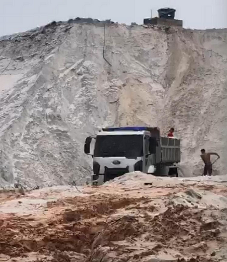Suspeito ainda tentou fugir com a Caçamba, mas foi alcançado pelos policiais (Foto: Divulgação | SSP)