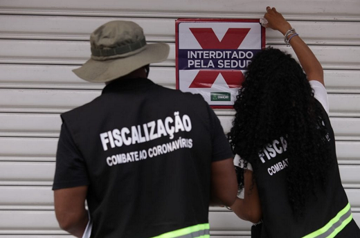 Ação de interdição em todas as lojas, que estavam em funcionamento na Avenida Getúlio Vargas, no Centro (Foto: Reprodução | Ascom | PMC)