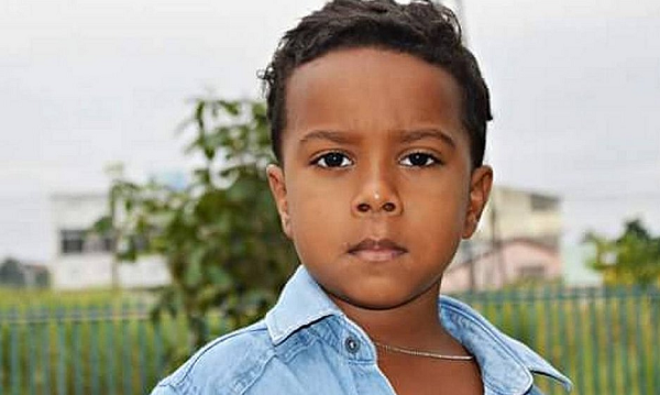 Ítalo Augusto, de 7 anos, brincava na frente de casa e foi baleado na testa (Foto: Reprodução)