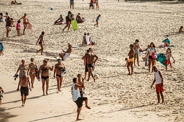 Praia em Niterói fica lotada durante final de semana durante a pandemia do coronavírus (Foto: Luis Alvarenga | Getty Images)