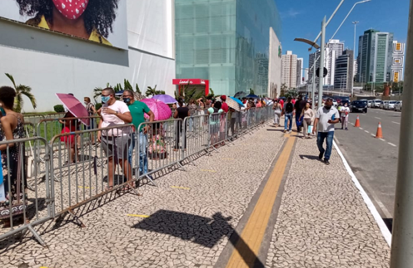 Fila na frente do Shopping da Bahia (Foto: Thiago Conceição | Ag. A TARDE)