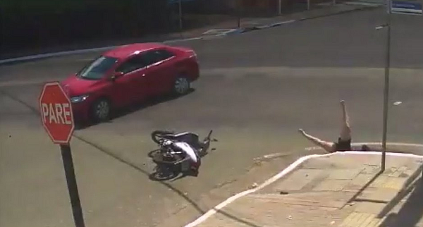 Com a colisão, a vítima foi arremessada da moto e acabou caindo em um bueiro (Foto: Reprodução)