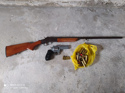 Foram encontrados uma espingarda calibre 20, um revólver calibre 38, 14 munições dos calibres 36, 38 e 20, um adaptador e 17 cartuchos (Foto: Divulgação | SSP-BA)