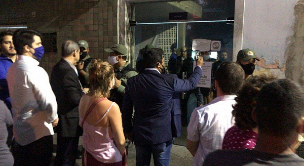 Grupos contrários e favoráveis ao procedimento se aglomeraram em frente ao Cisam (Foto: Reprodução)
