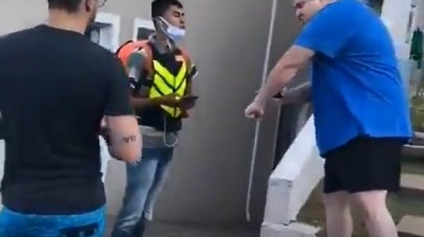 Racismo é crime: homem branco é filmado enquanto dispara ofensas a entregador de aplicativo (Foto: Reprodução | Twitter)