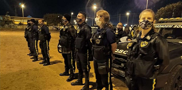 O grupo faz um relato diário de suas atividades por meio de vídeos em um conta no Facebook (Foto: Reprodução)