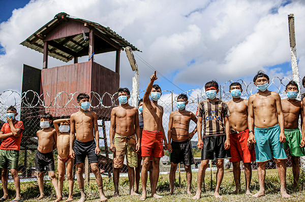 Índios ianomâmis com máscaras de proteção facial em instalação do Exército em Roraima (Foto: Adriano Machado | Reuters)