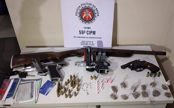 Com a quadrilha foram apreendidos duas pistolas calibres 9mm e 380, uma espingarda calibre 12 e um revólver calibre 38 (Foto: Divulgação | SSP)