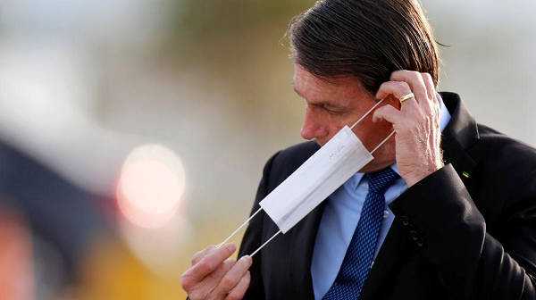 Presidente Jair Bolsonaro coloca máscara de proteção em Brasília (Foto: Adriano Machado | Reuters)