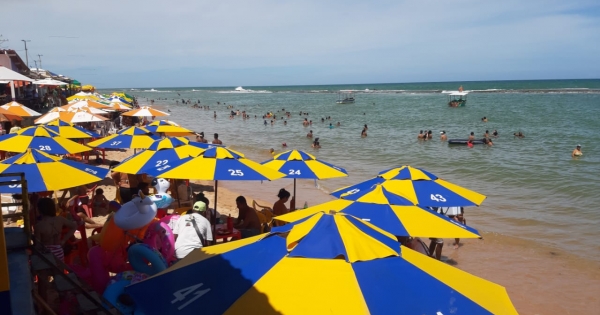 Comentário ao pé da publicação, nesse domingo, 16: 'Olga Sanches - Isso é um absurdo.. A populacao estava na praia de jaua hoje Domingo todos aglomerados e sem mascara e chegando onibus cheio'. Foto Reprodução